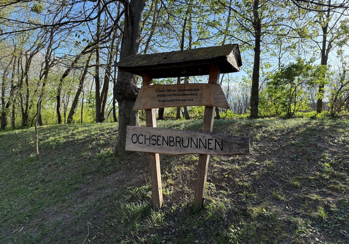 Holzschild zum Ochsenbrunnen