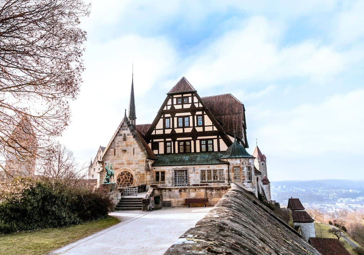 Über der Stadt thront die mittelalterliche Burganlage Veste. 1530 fand Martin Luther hier Zuflucht.