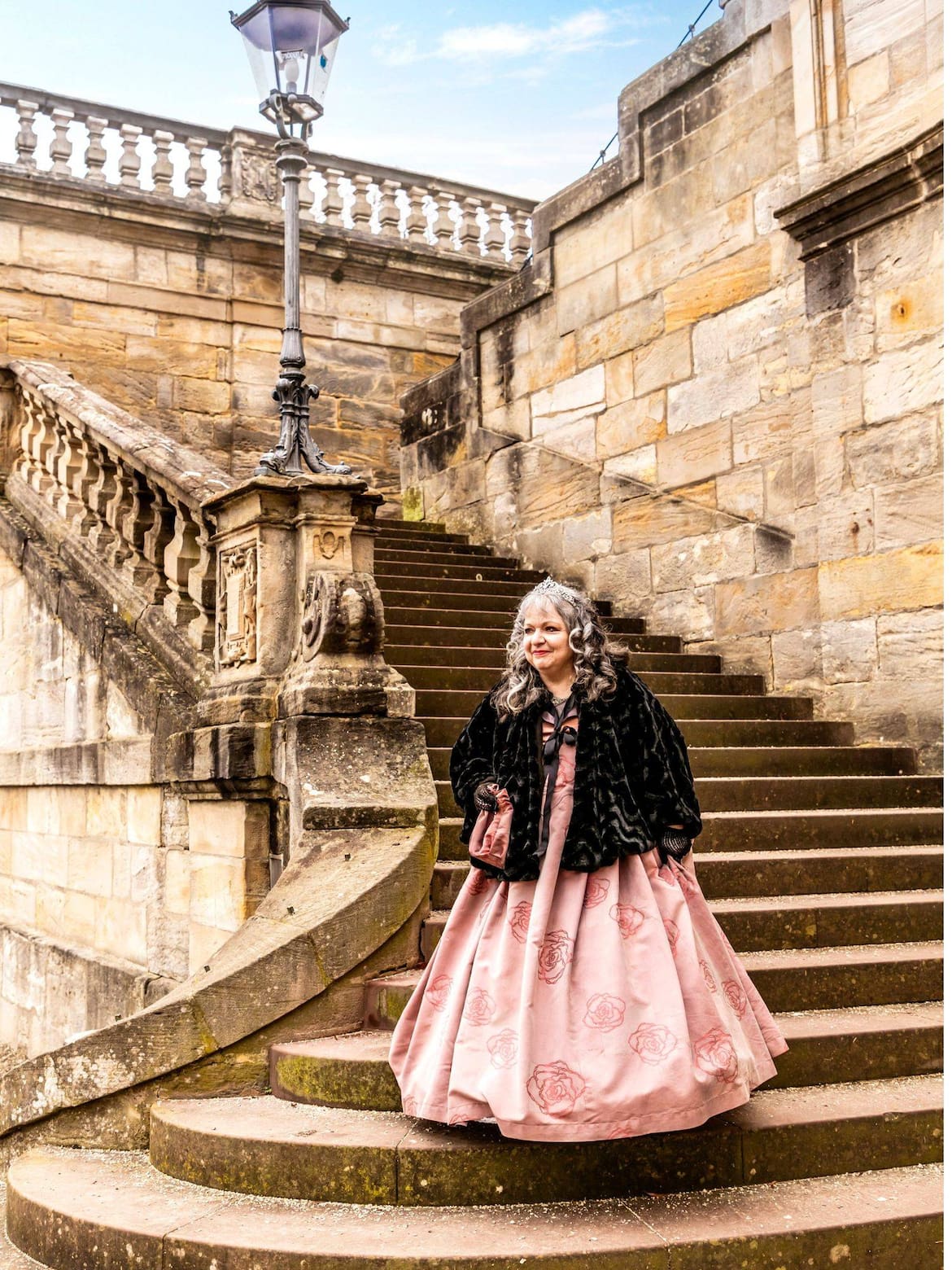 Als Kunsthistorikerin arbeitete Birgitt Jäckel-Beck auf der Veste, heute flaniert sie meist als Queen Victoria durch die Ehrenburg.