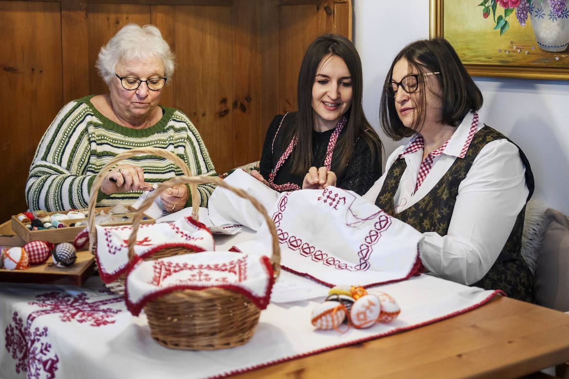 Weihkorbdecken werden bestickt.