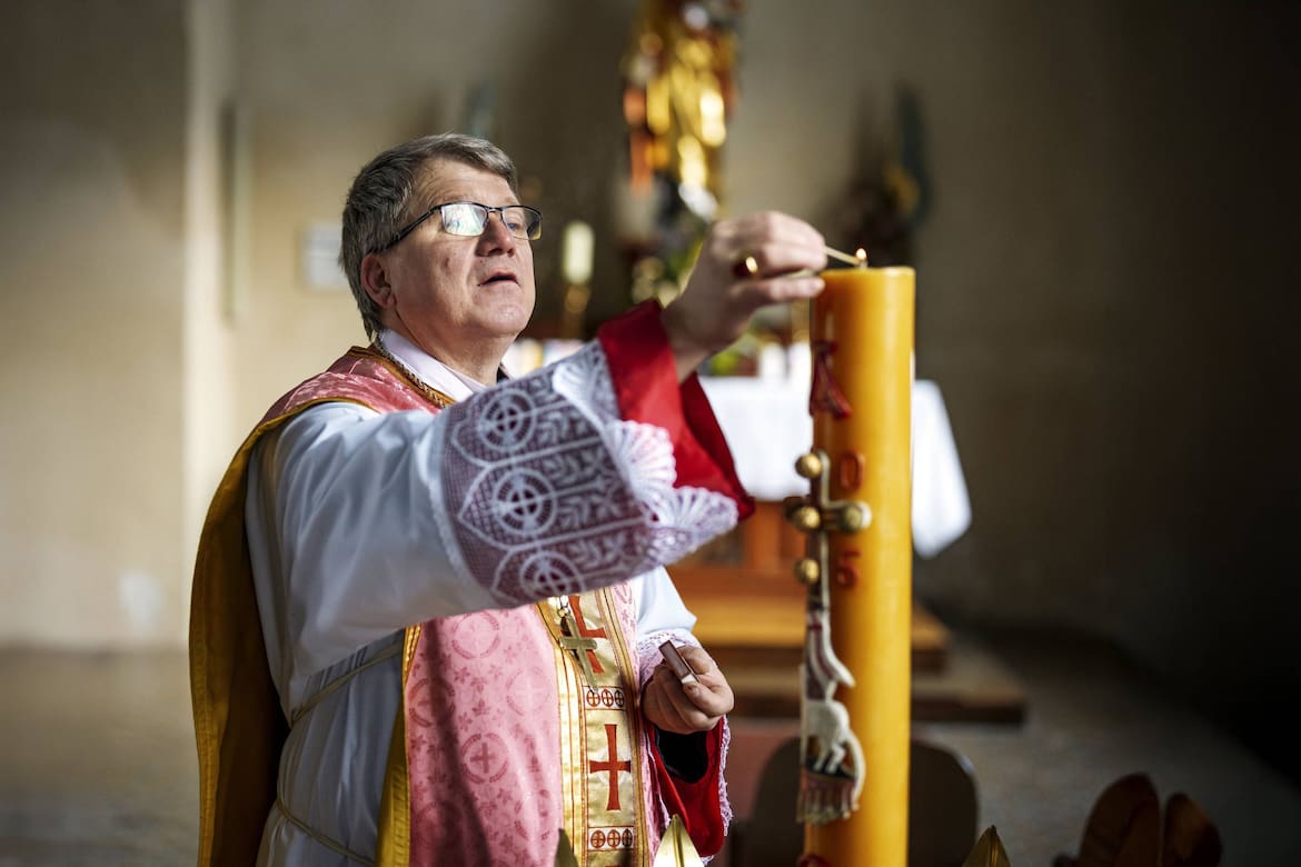Propst Leszek Zagorowski in der Kirche