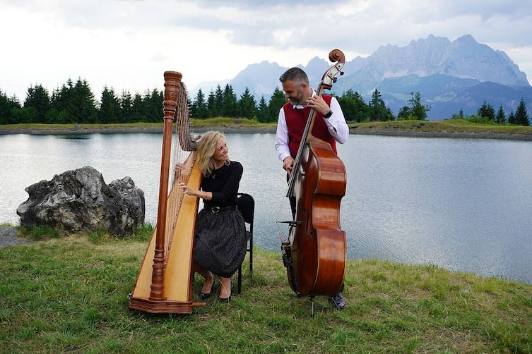 Musizieren am Schlosserbergsee vor dem Wilden Kaiser
