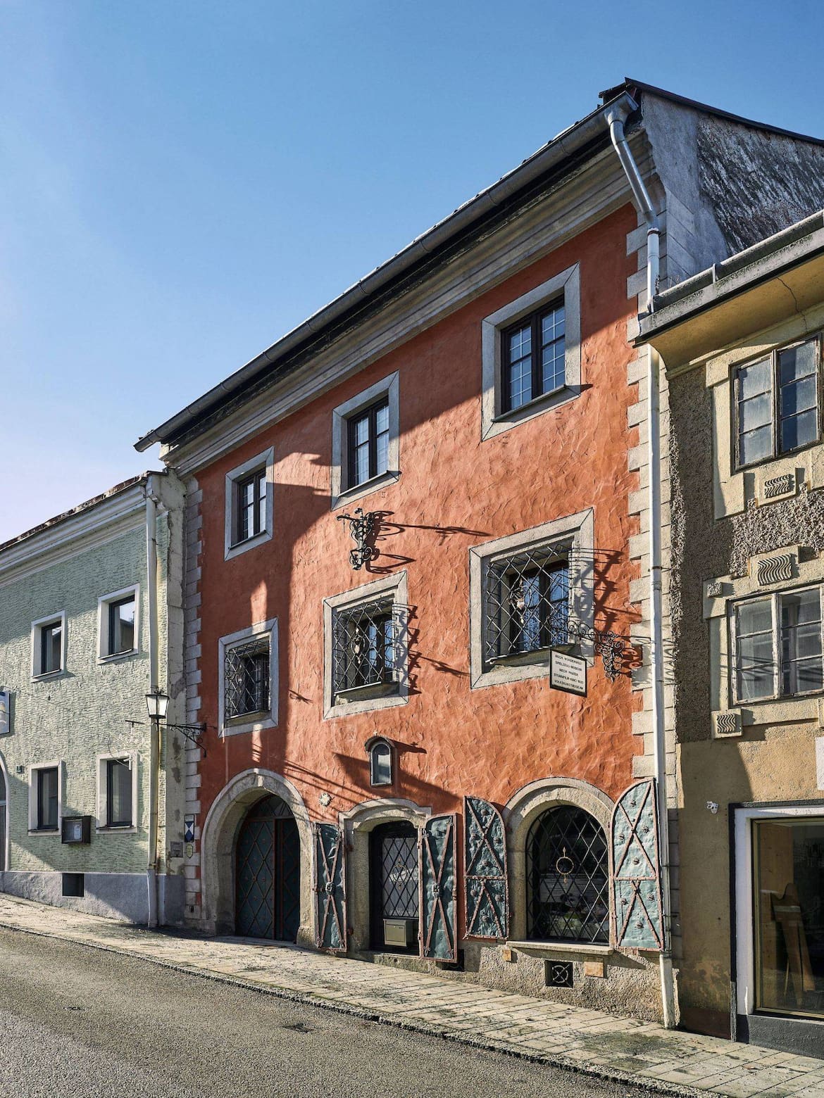 Fassaden historischer Bürgerhäuser in Haslach. Geschmiedete Fenstergitter und mächtige Portale aus Granit zeugen von der Vergangenheit als wohlhabender Handelsort.