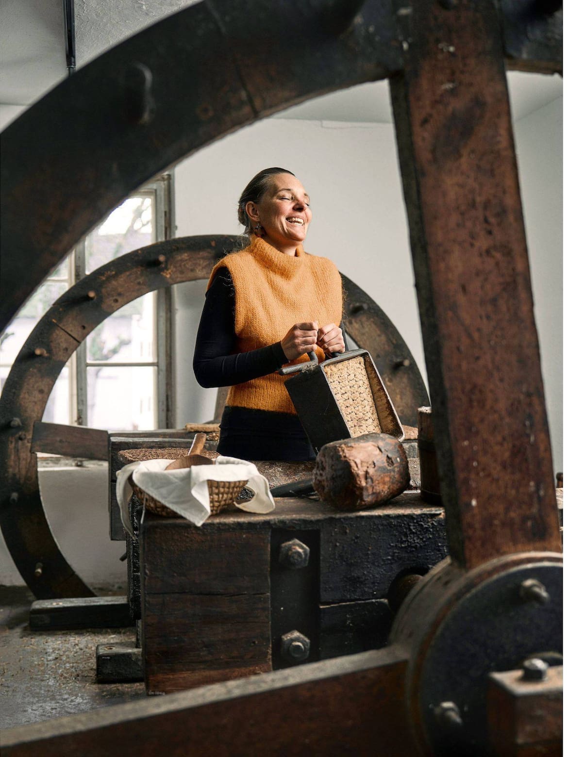 Theresa Koblmiller hat gut lachen. Sie hat die alte Ölmühle nach ihren Vorstellungen umgebaut, jetzt gibt es auch ein Mühlenmuseum.