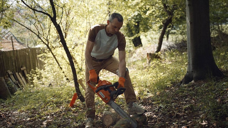 Heimatleuchten, Karl Jungwirt bei der Holzarbeit