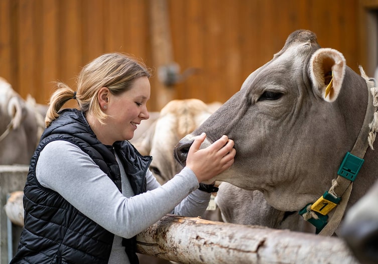 Theresa Gratl mit Braunvieh auf dem Wölfl-Hof