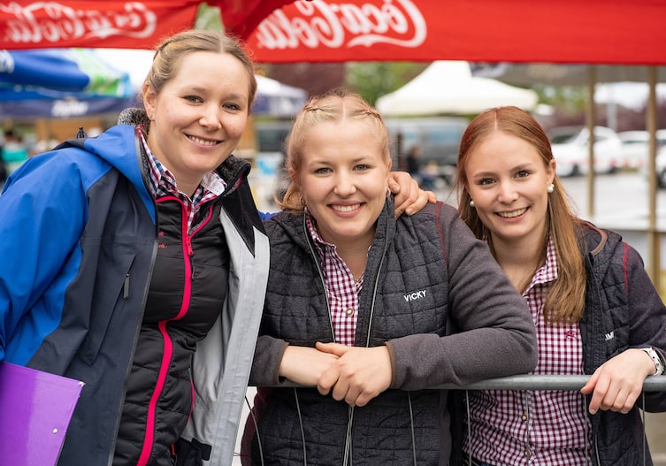 Theresa Gratl, Viktoria Gratl und Miriam Kuprian beim Traktor-Wettbewerb der Jungbauernschaft auf dem Wölfl-Hof