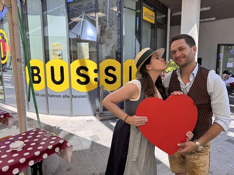 Moderatorin Conny Bürgler und Moderator Richard Deutinger am Villacher Kirchtag