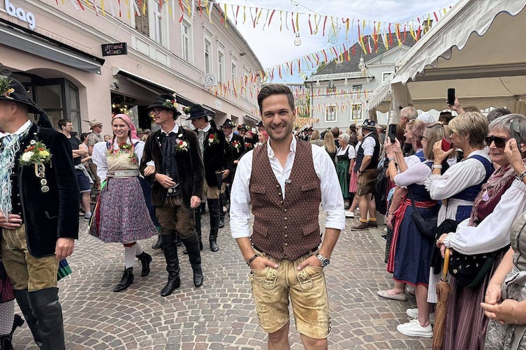 Moderator Richard Deutinger posiert für ein Foto