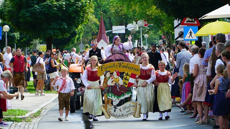Volkstanzgruppe Fürnitz beim Festumzug des Villacher Kirchtags