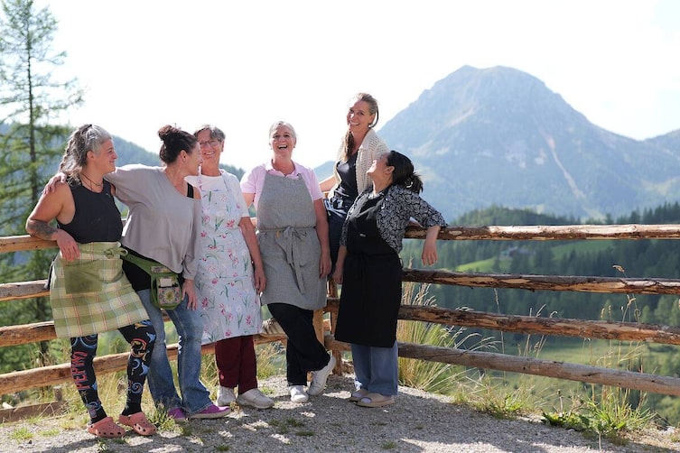 Ausflug, Heimatleuchten, steirische Almen, Portrait von Belegschaft der Austriahütte