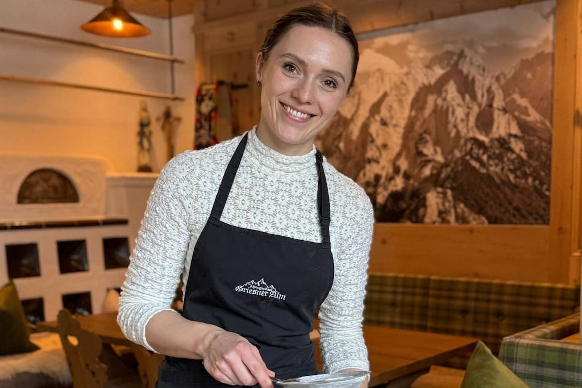Griesner Alm Besitzerin Johanna Dornauer beim Mohnnudeln anrichten