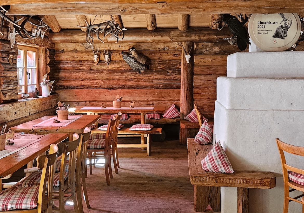 Die Stube der Hinteren Gemstelhütte im Kleinwalsertal.