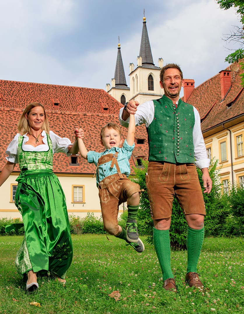 Stift Göss, Familie, Tracht, Leoben