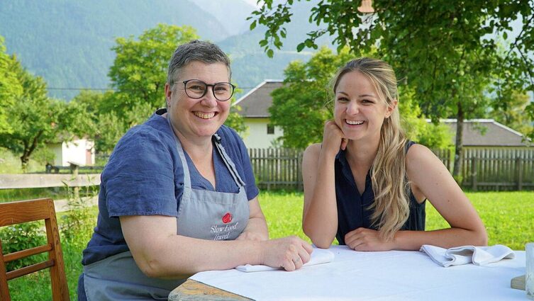 Köchin Ingeborg Daberer (links) und Paula Bründl.