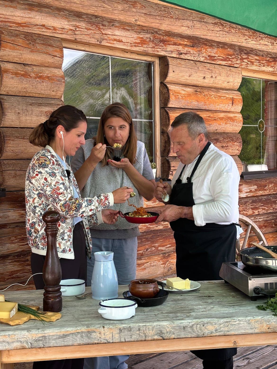 Beatrix Hammerschmied und Mesi Tötschinger bereiten mit Küchenchef und Hausherr Hermann Huber gschmackige Käsespätzle zu.