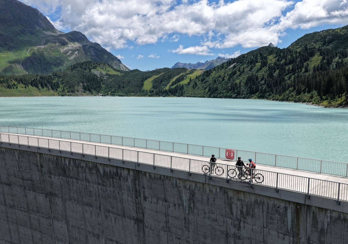 Fahrräder auf der Stauseebrücke am Kops-Stausee