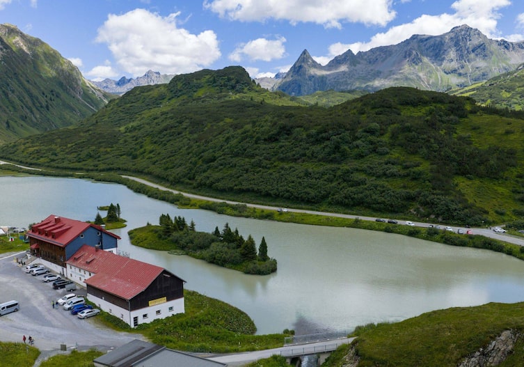 Blick auf das Alpengasthaus Zeinisjoch