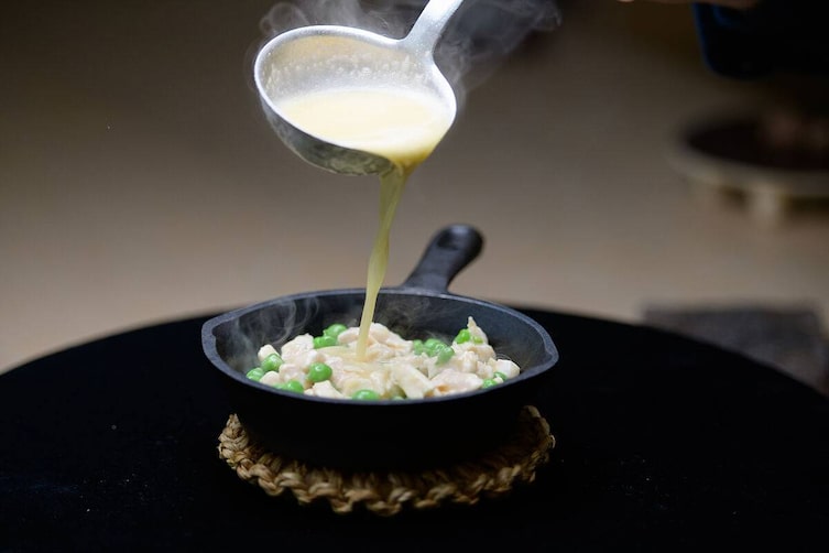 Ein angerichtetes Gericht im Restaurant Mraz & Sohn.