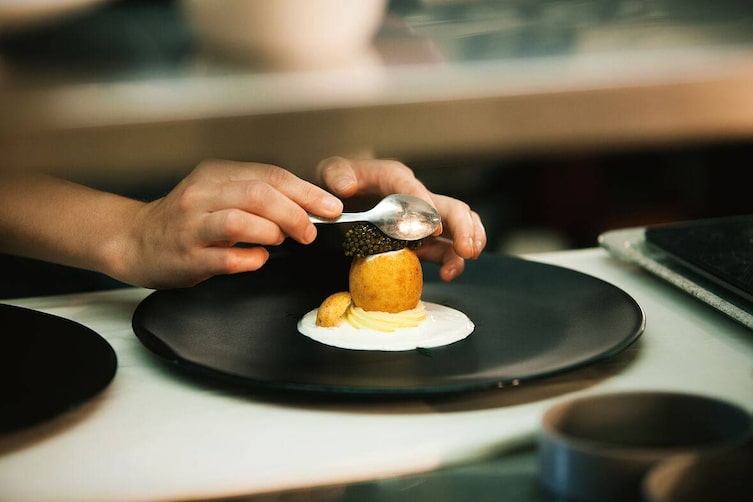 Das Gericht Kaviarei während ServusTVs „Restaurantlegenden – Feuer“ im Landhaus Bacher.