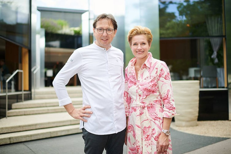 Heinz und Birgit Reitbauer vor ihrem Restaurant Steirereck.