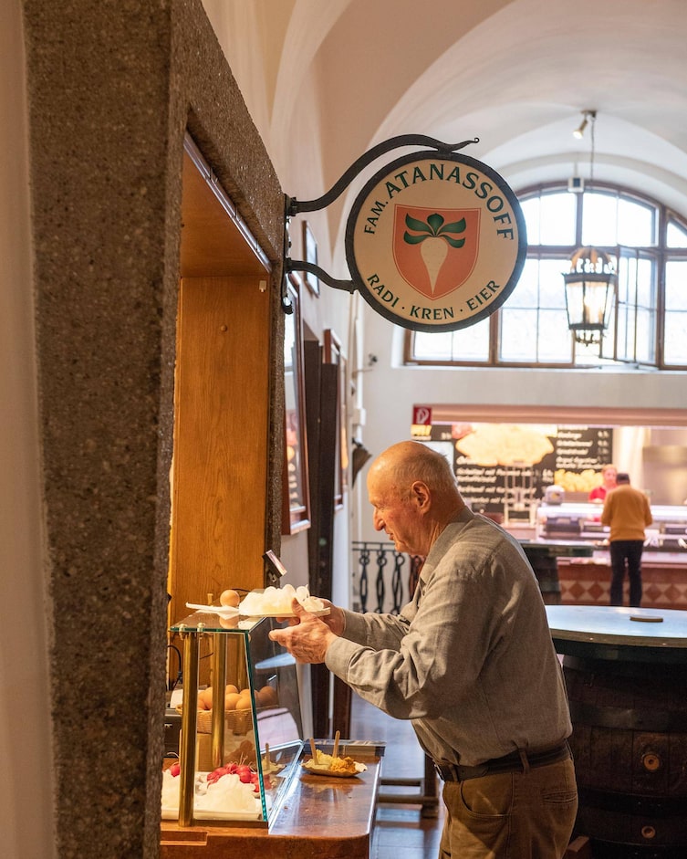 Im Schmankerlgang kann man sein Tablett mit Radi, Leberkäse und frischen Aufstrichen füllen (Foto: Mirco Taliercio)