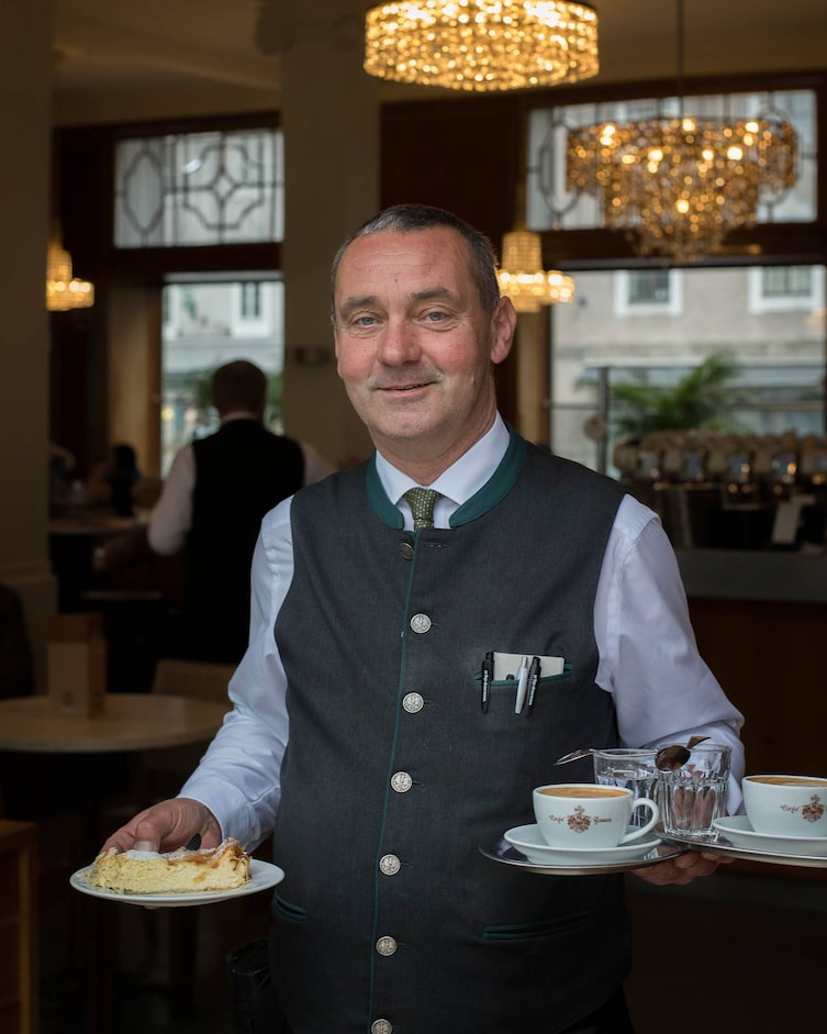Herr Wolfgang ist ein Urgestein im Café Bazar (Foto: Mirco Taliercio)