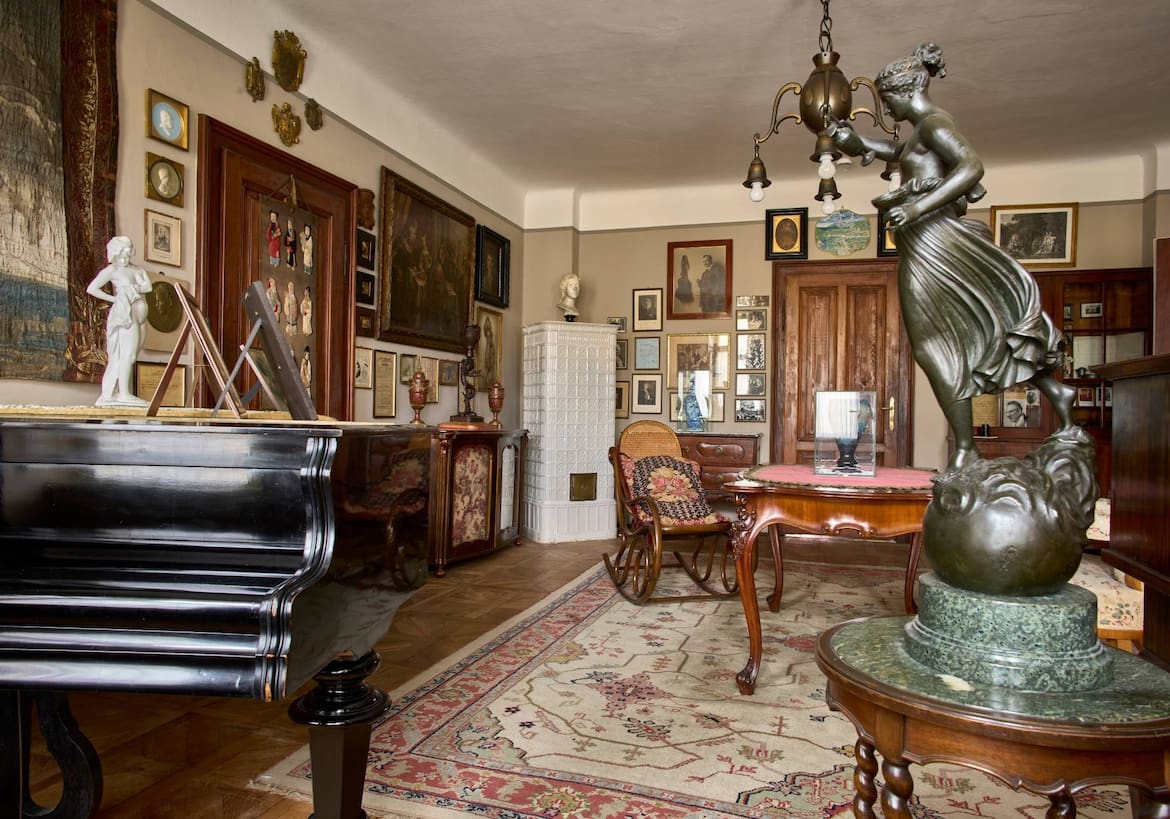 Lehárvilla Gesellschaftszimmer mit Flügel