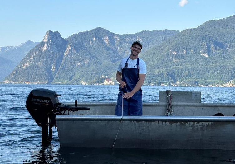 Benjamin Mayr beim Fischen am Traunsee