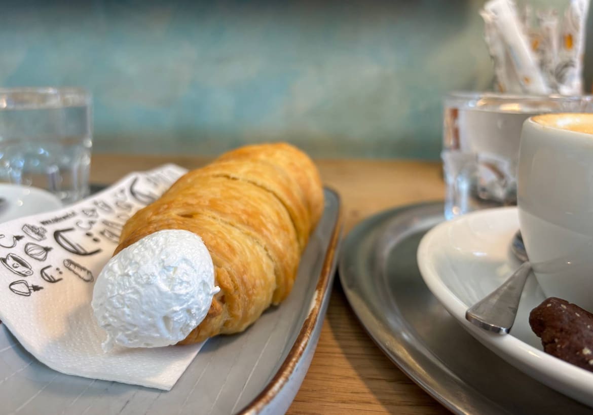 Frische Schaumrollen mit Cappuccino vom Rührwerk in Bad Ischl