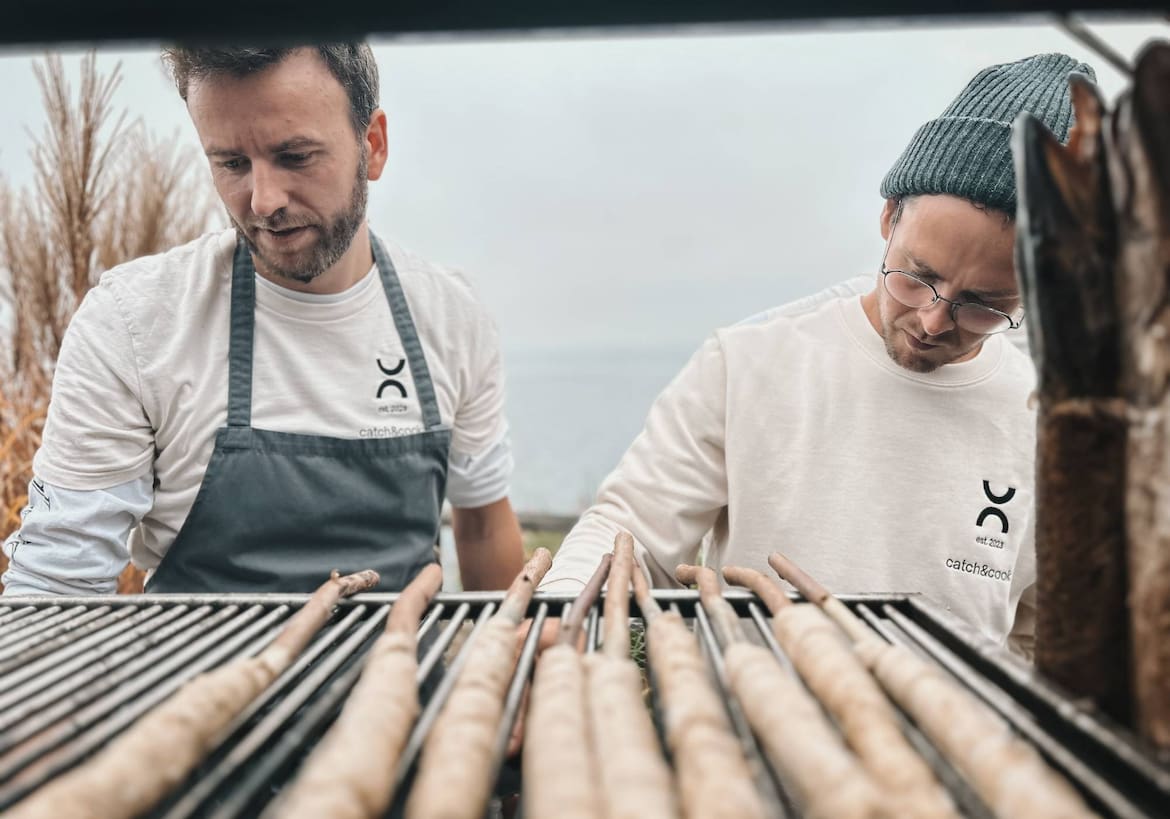 Christoph Ranetbauer und Benjamin Mayr von Catch&Cook beim Grillen