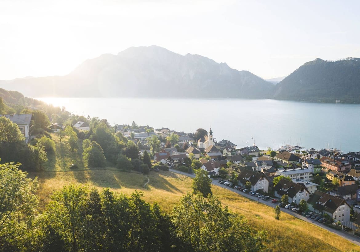 Ortszentrum Unterach am Attersee mit Ausblick auf den Attersee