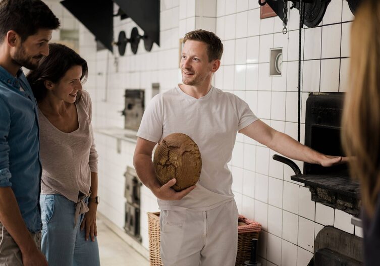 Frisches Brot aus dem Holzofen der Erlachmühle