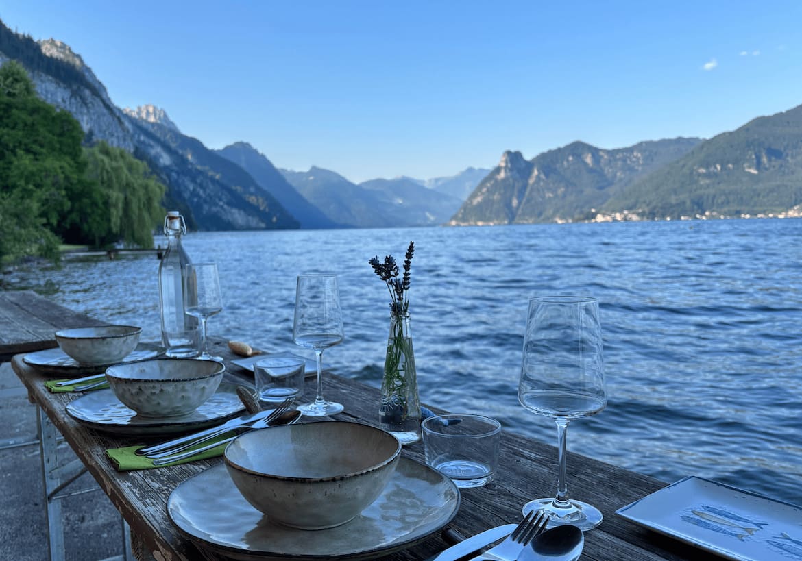 Gedeckter Tisch am Bootshaus von Benjamin Mayr am Traunsee