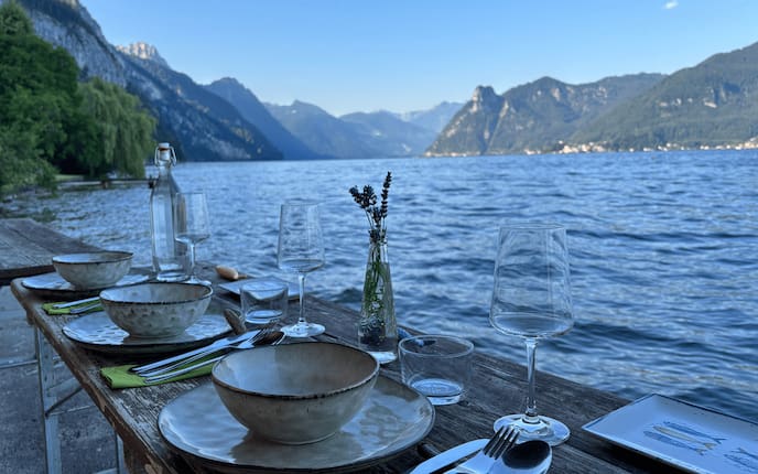 Gedeckter Tisch am Bootshaus von Benjamin Mayr am Traunsee