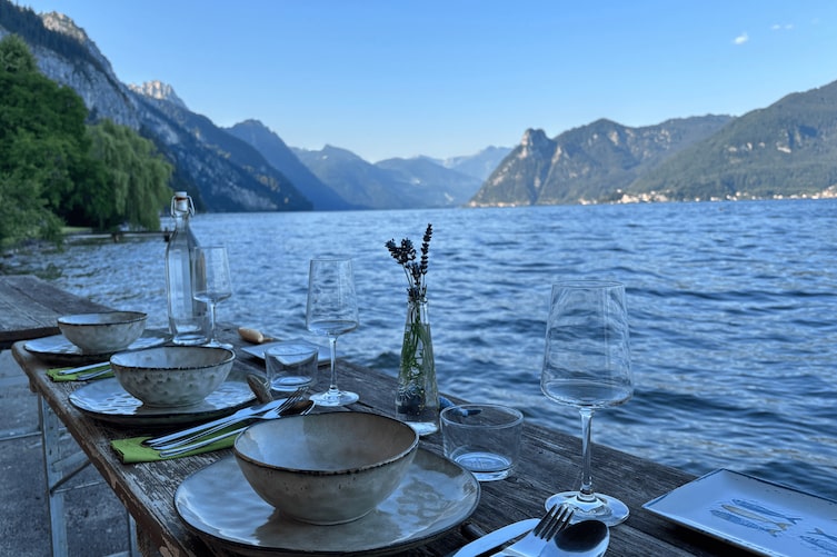 Gedeckter Tisch am Bootshaus von Benjamin Mayr am Traunsee