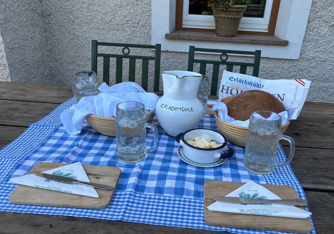 Gedeckter Tisch bei der Jausenstation der Erlachmühle