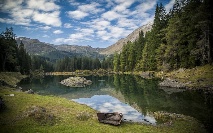 Wer sich ans Ufer des Obernberger Sees setzt, der hat die Welt und den Stress im Nu vergessen. (Foto: Bernhard Huber)