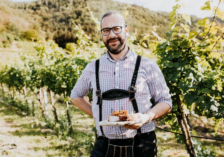 Bernd Pulker in den Weingärten mit Schweinsbraten
