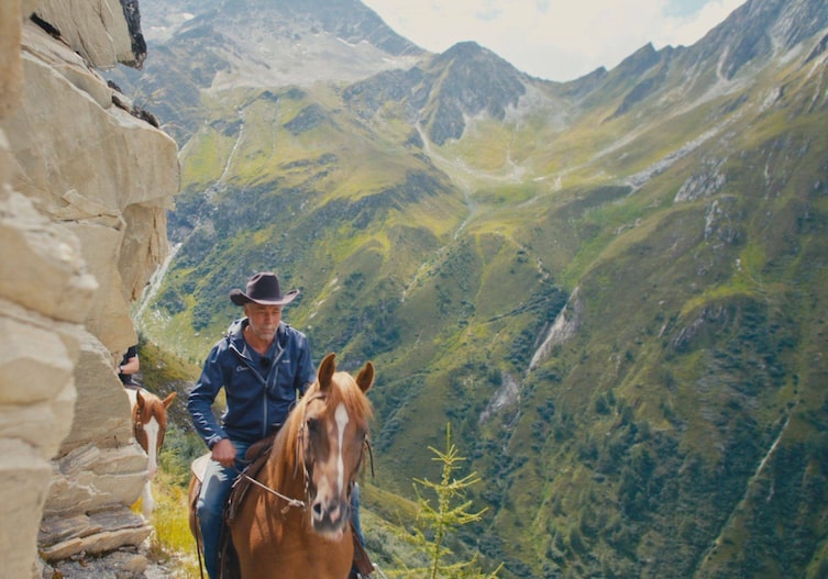 Hans Kratzer beim Ausritt auf seinem Pferd, ServusTV