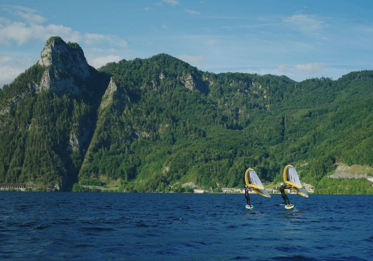 Bianca Heschl und Stefan Spießberger beim Wingfoilen am Traunsee