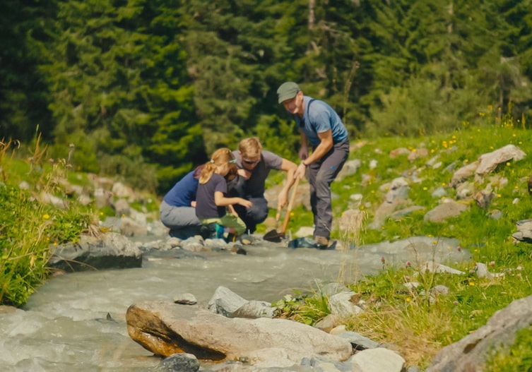 Andreas Steiner, Mineralienexperte, zusammen mit weiteren Personen beim Smaragde suchen im Fluss