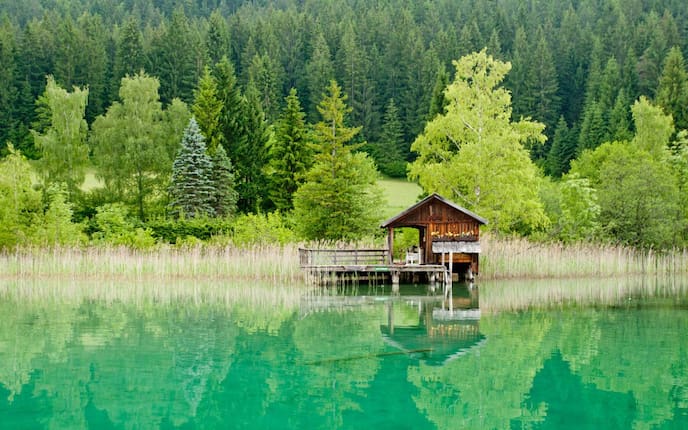Bootshaus im türkisen Weissensee (Bild: Marco Rossi)