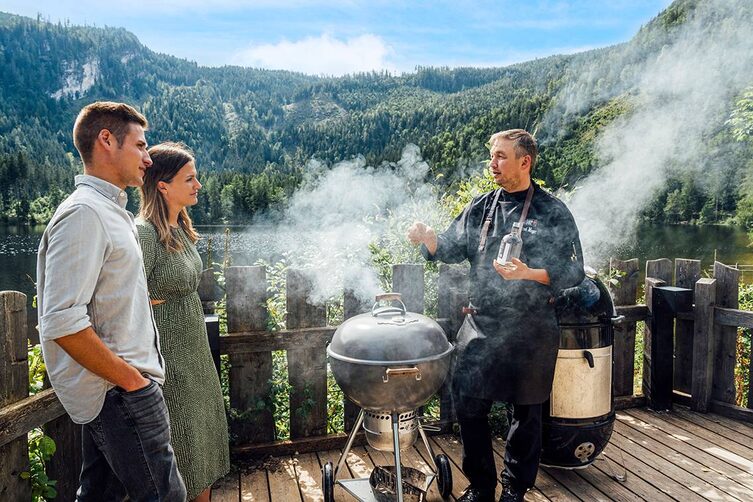 100 Prozent Frische: Gerade eben zieht der Saibling noch seine Runden im See, schon liegt er bei Manfred Mayer auf der Kohlröserlhütte am Grill.