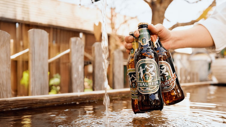 Die Biersorten von Thalheim in der Hand eines Kellners im Herbst.