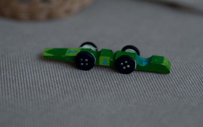 Ein Auto aus einer Holzkluppe basteln (Foto: Anna Schober)