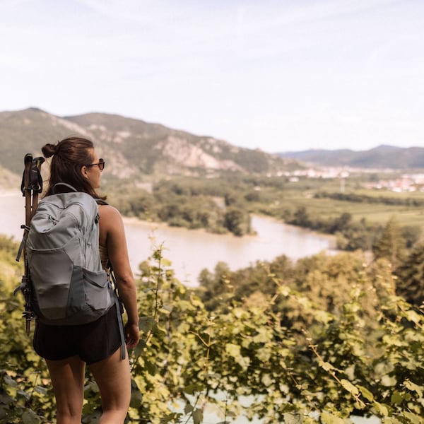 Unterwegs in der Natur mit Blick auf das Naturschutzgebiet Pritzenau.
