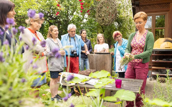 Blumenstecken, Servus Akademie