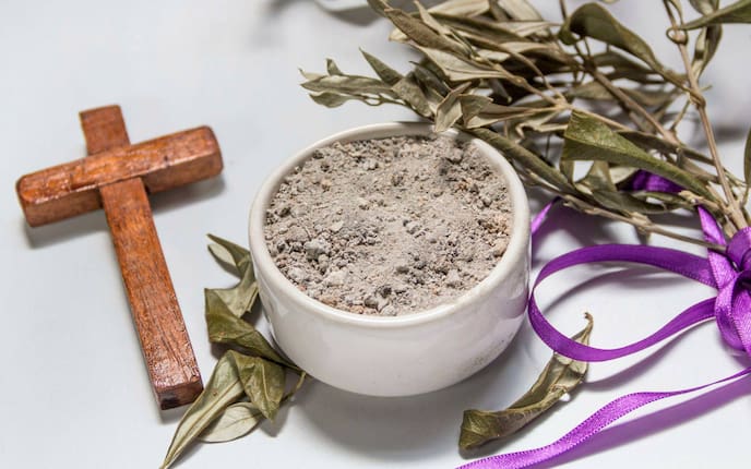 Aschermittwoch, Bedeutung, Palmbuschen, Gefäß mit Asche, Holzkreuz