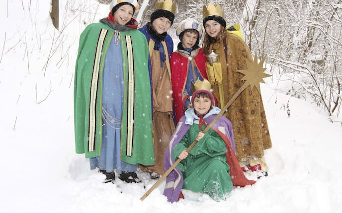 Junge Sternsinger am Dreikönigstag, Servus